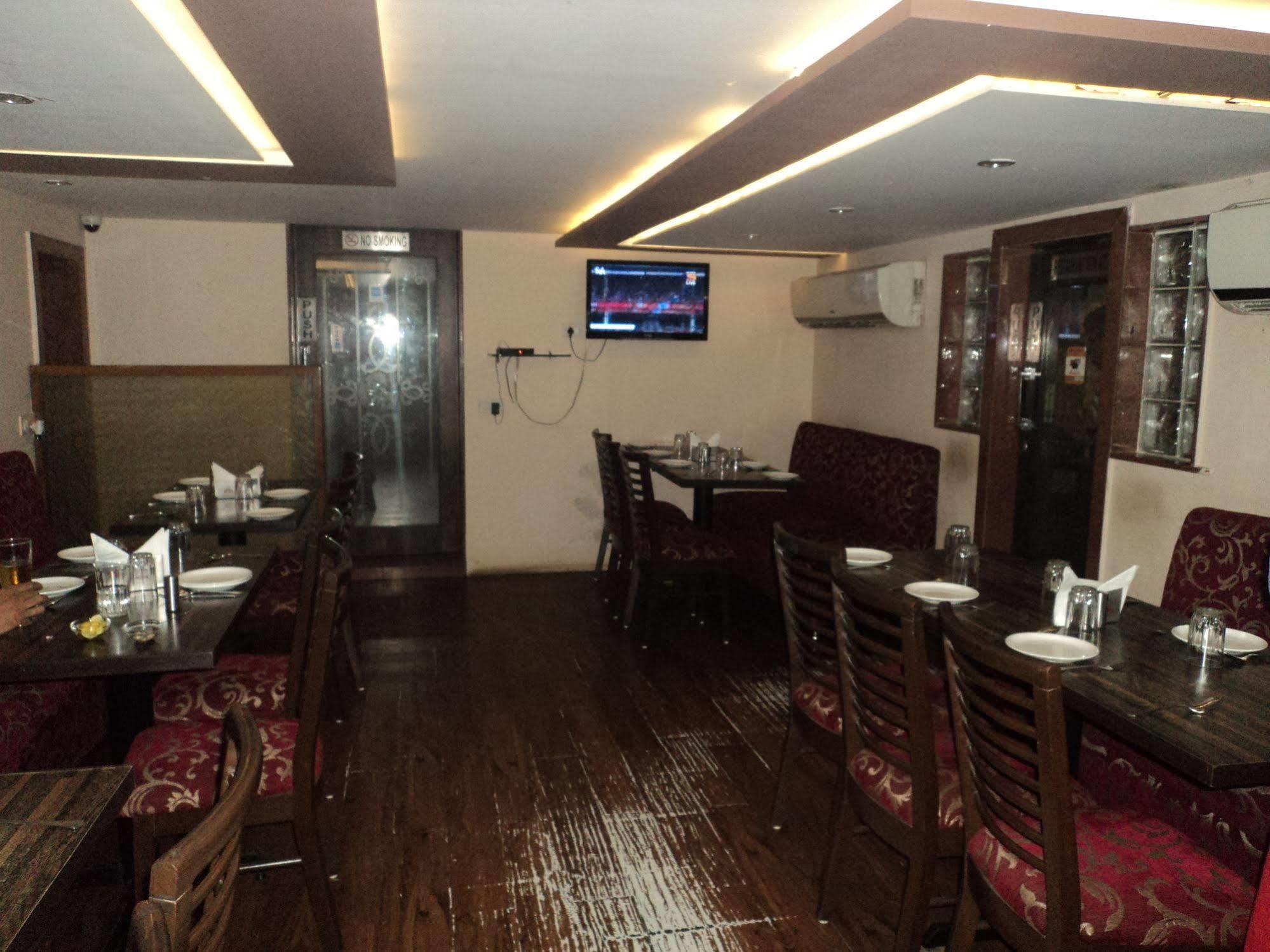 Hotel Q Deck Bombay Exterior foto